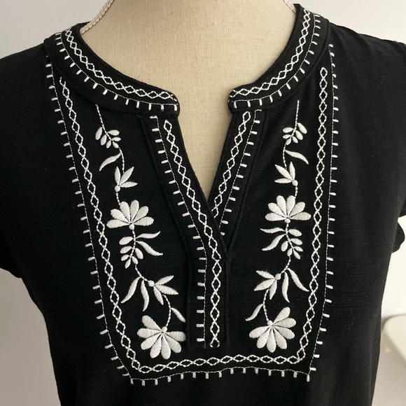 Talbots Short Sleeve Tee Shirt Size Small Black Floral Embroidered Split Neck - Picture 2 of 8